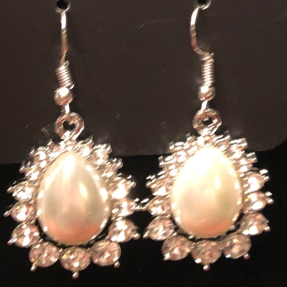 Women’s earrings. - Picture 1 of 1